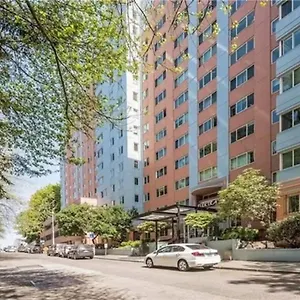 tranquil-2br-downtown-condo-parking-king-bed.seattlehotelsites.com/